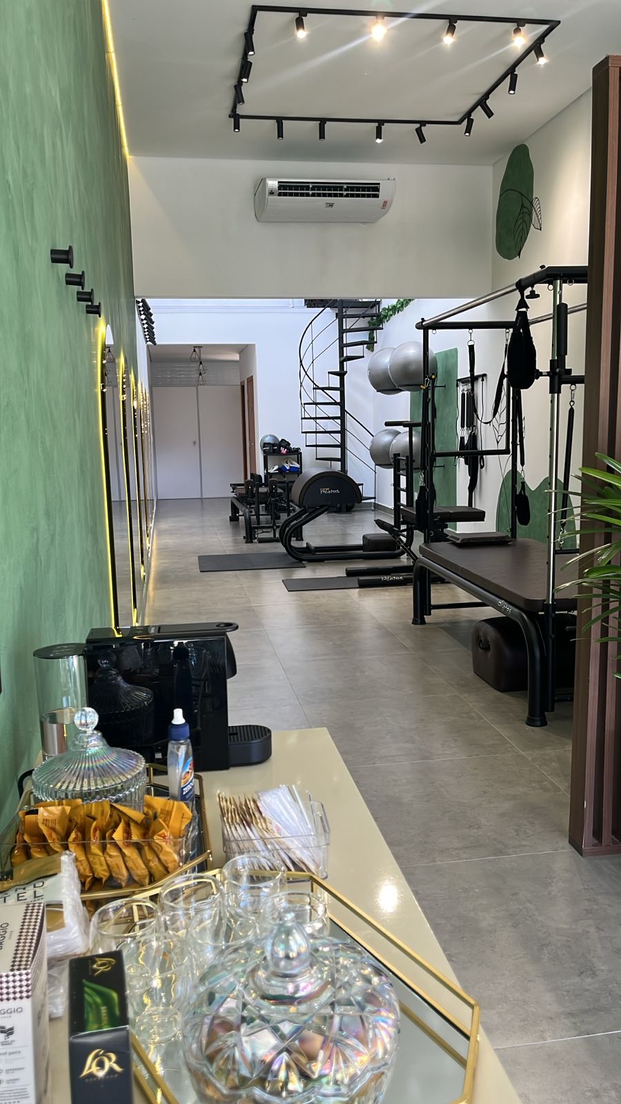 Fachada do Pilates Nova Era com estacionamento